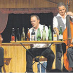 Toni B&uuml;rgler jun. brachte mit seiner virtuosen Musik auf dem Flaschenklavier den Festsaal zum Staunen. Bild Bettina Sch&auml;rlinger