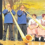 Das Alphorntrio H&ouml;fli brachte mit seinen dreistimmigen Melodien W&auml;rme in die Buechberghalle. Bild Kurt Kassel