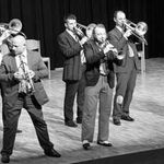 Mitreissende Musik und dynamische Musiker: (vorne, v. l.) Robert Rother und Thomas Gansch, (hinten v. l.) Roman Rindberger, Leonhard Paul, Zoltan Kiss, Gerhard F&uuml;ssl und Wilfried Brandst&ouml;tter. Bild Lilo Etter
