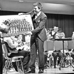 Nur ungern liess der Musikverein Wangen seinen Dirigenten Hans Peter Ulrich (Mitte) ziehen und gab ihm ein Andenken mit auf den Weg. Bild Simone Pfl&uuml;ger