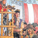 Jackie MacS&auml;bel (links) liest den Piraten aus der dem vermeintlichen Piratengesetzbuch vor. Bild Kurt Kassel