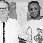 Nach dem Konzert pr&auml;sentiert sich Armand Pirovino (links) mit Schwiegersohn Abayneh (Abi) Kebede. Bild Paul Diethelm