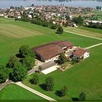 Wir sind ein Bauernhof in Ermatingen, Thurgau. Unsere Ferienwohnung bietet Platz f&uuml;r bis z