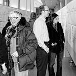Wer sucht, der findet: Der Wangner Gemeindepr&auml;sident Adrian Oberlin und Besucher der Ausstellung &laquo;Stammbaum und Familienforschung&raquo; in Wangen studieren die Stammtafeln. Bild Simone Pfl&uuml;ger