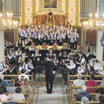 Die Feldmusik Gross und der Kirchenchor Gross &uuml;berzeugten mit einem stimmigen, abwechslungsreichen Konzert. Foto: Fabian K&auml;lin