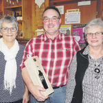 Die geehrten Mitglieder des Kirchenchors (von links): Lisbeth Rickenbacher (50 Jahre im Chor), Heiri K&auml;lin (30 Jahre), Verena K&auml;lin (50 Jahre). Foto: zvg