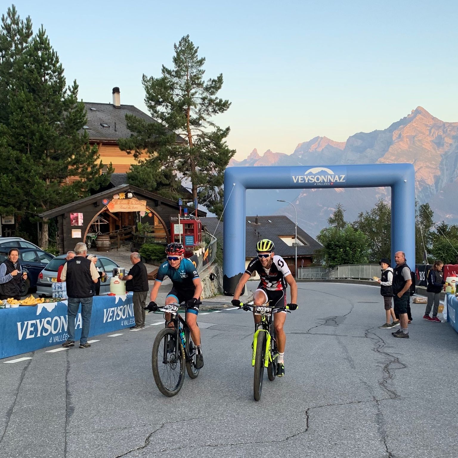 Grand_Raid_cyclistes_arche_panorama_Magrappé_2019 (Veysonnaz_Tourisme)