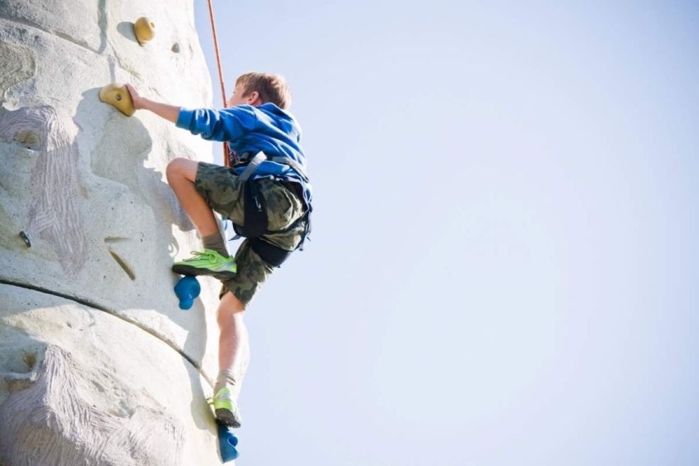 Initiation A L Escalade Sur Mur De Grimpe Pour Enfant Anzere Guidle