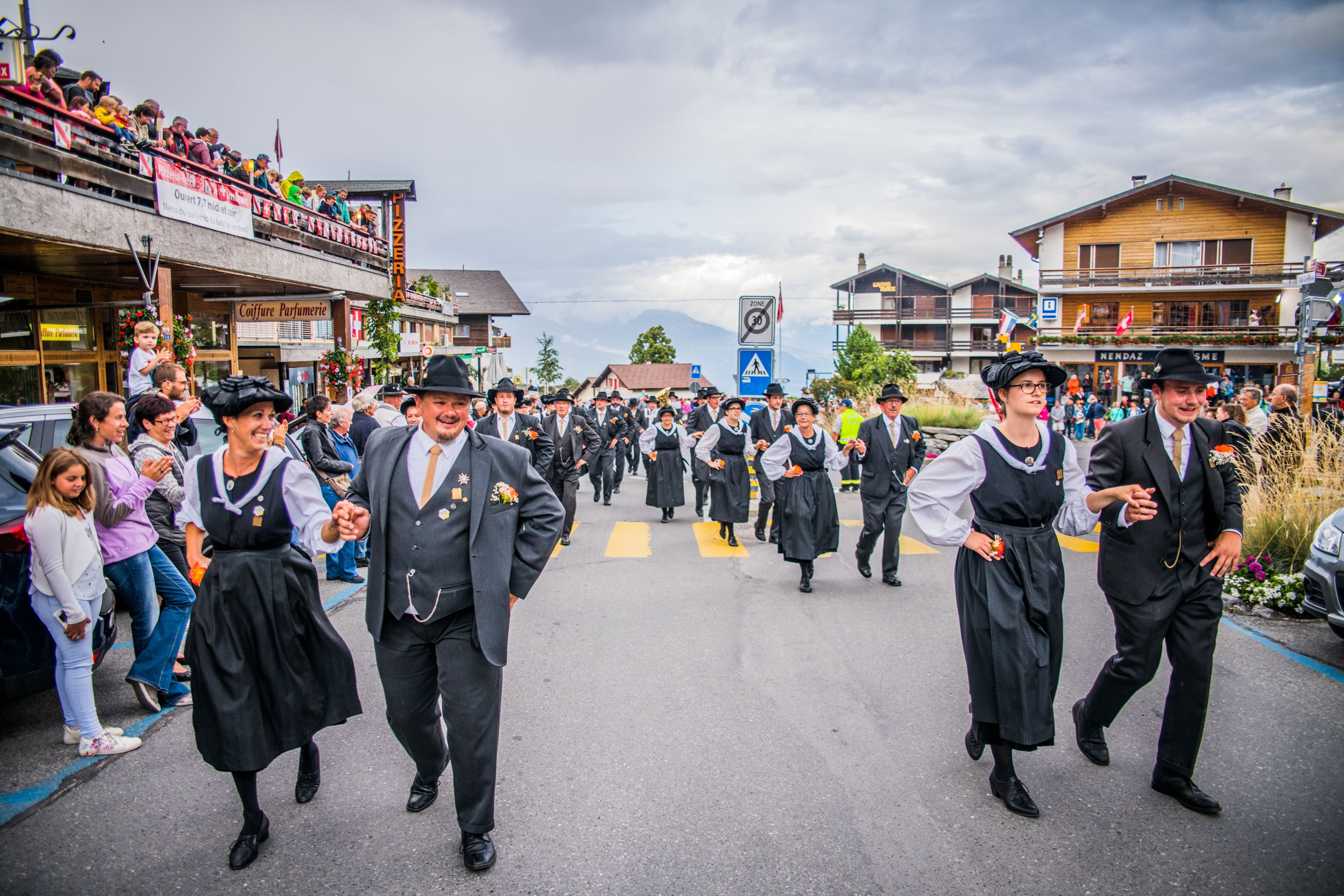 Valais Drink Pure Festival de cor des alpes cortège station été 2018 (Florian Bouvet-Fournier)