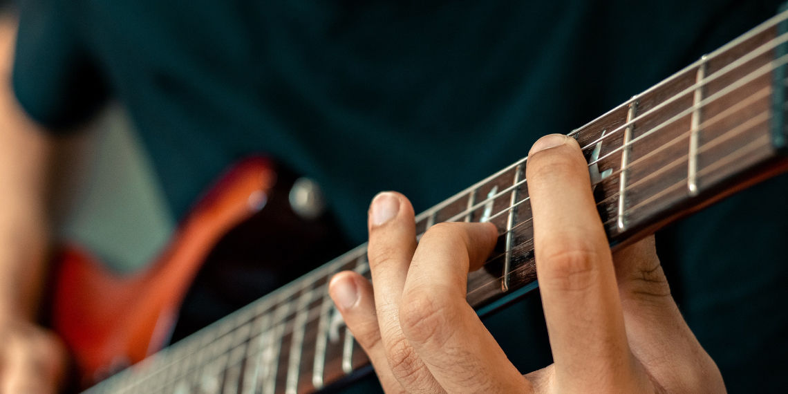 Guía Definitiva de Guitarras Para Manos Pequeñas: Lo Que Necesitas Saber |  Guitarboosters