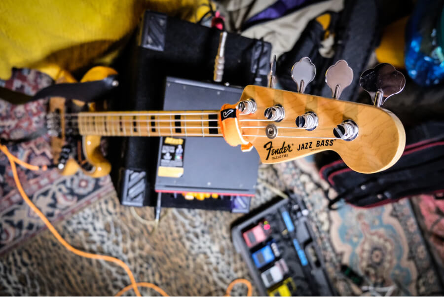 Fender y el bajo eléctrico: Pioneros del Precision Bass y Jazz Bass.