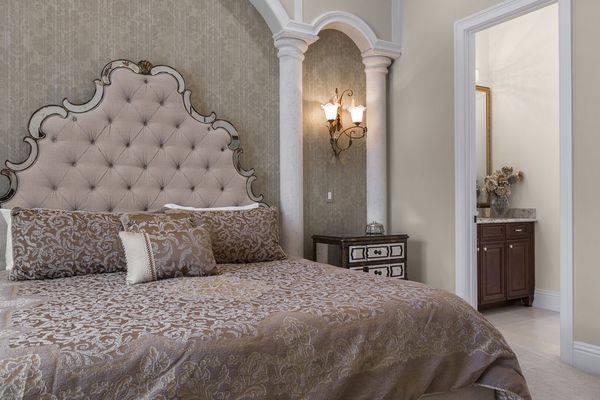 This luxurious suite has an en-suite bathroom