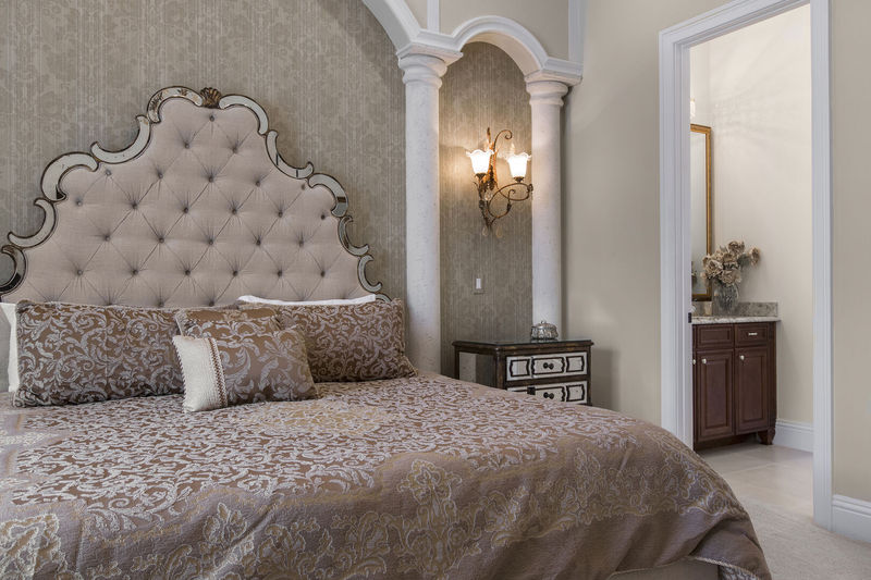 This luxurious suite has an en-suite bathroom