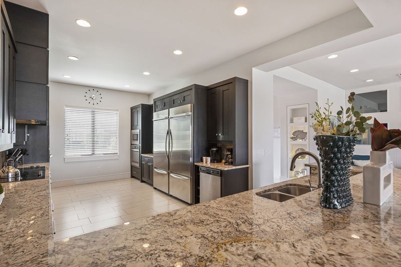 Large kitchen with ample counter space for everyone to help cook