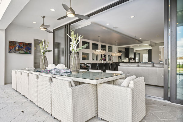 14 guests can enjoy an outdoor meal under the covered lanai