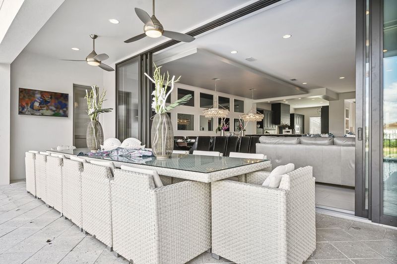 14 guests can enjoy an outdoor meal under the covered lanai