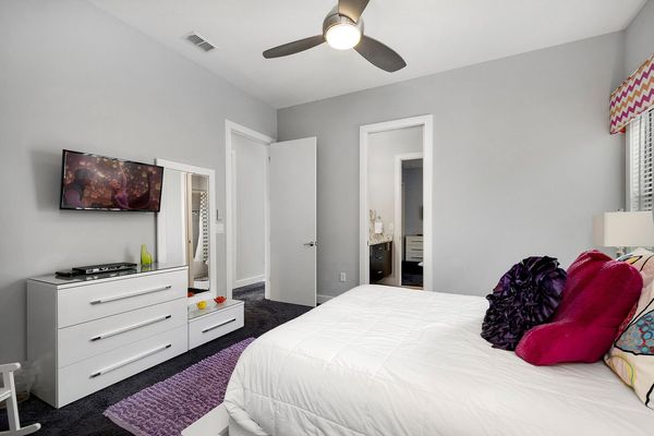 Bedroom 4 has a 32-inch TV and Jack-n-Jill bathroom