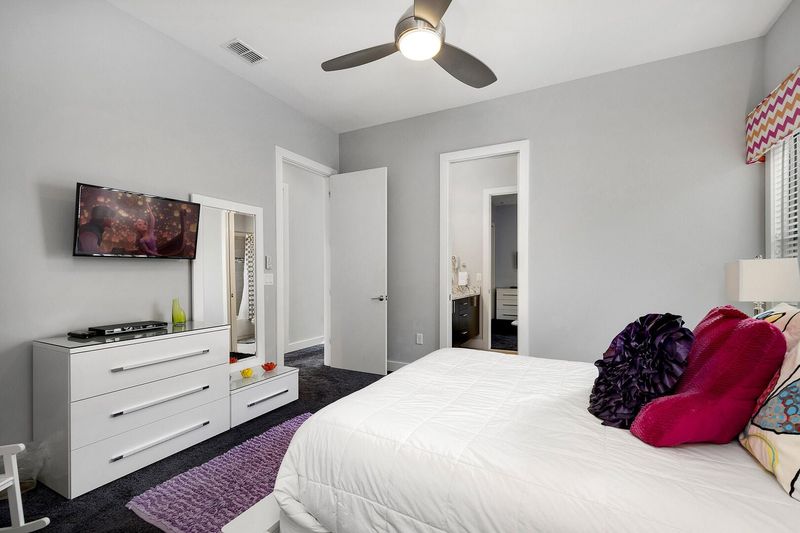 Bedroom 4 has a 32-inch TV and Jack-n-Jill bathroom
