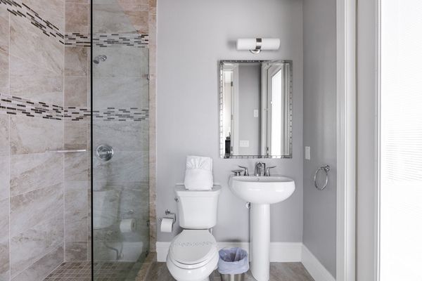 (annex) En-suite bath with glass door walk in shower