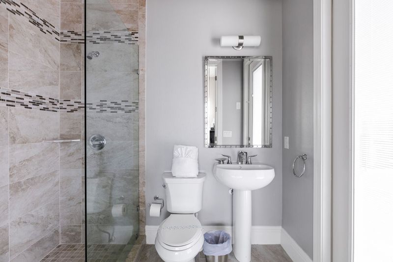 (annex) En-suite bath with glass door walk in shower