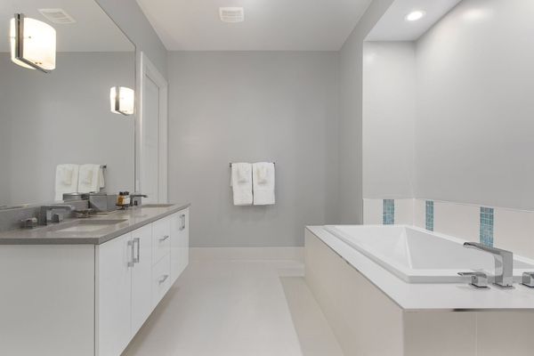 Ensuite bathroom to grand master suite 3