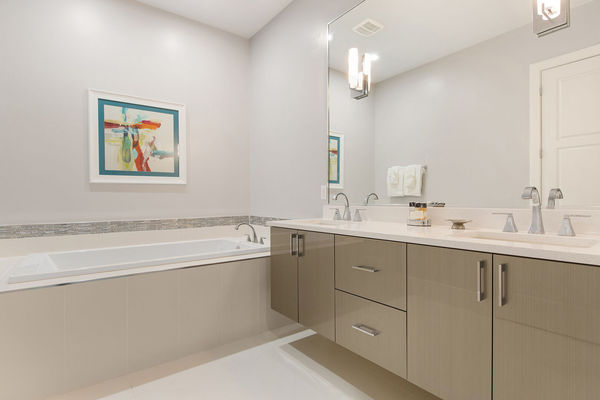 Ensuite bathroom to master suite 4