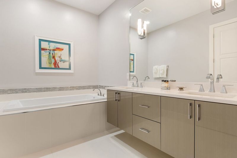 Ensuite bathroom to master suite 4