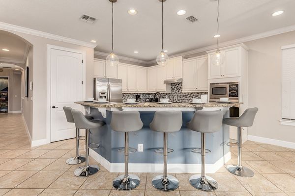 Enjoy your breakfast on the kitchen bar with seating for 6