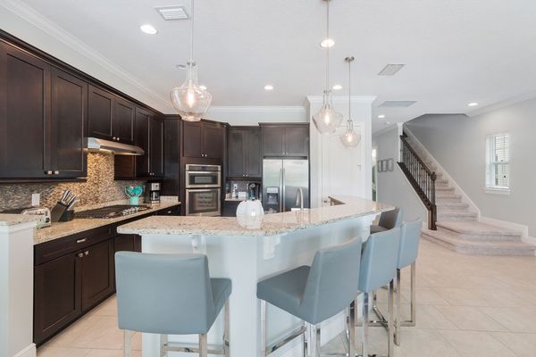 The breakfast bar has seats for 5