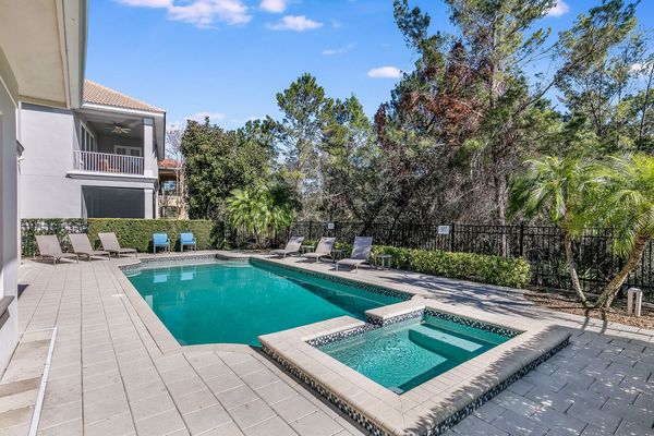 Enjoy the Florida sun in the 6 sun loungers