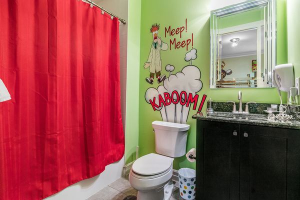 The bedroom has an en-suite bathroom with a tub/shower combination