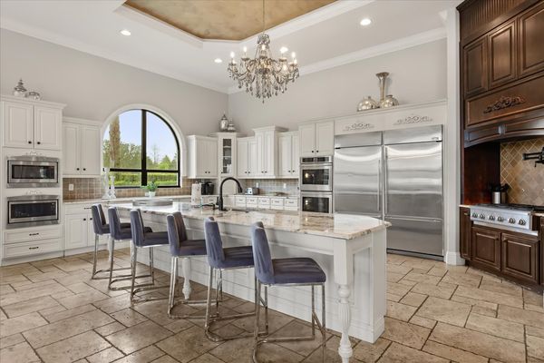 The breakfast bar seats 6