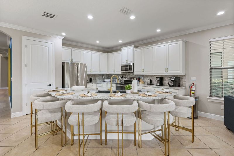A fun breakfast bar for 6 and a fully equipped kitchen.