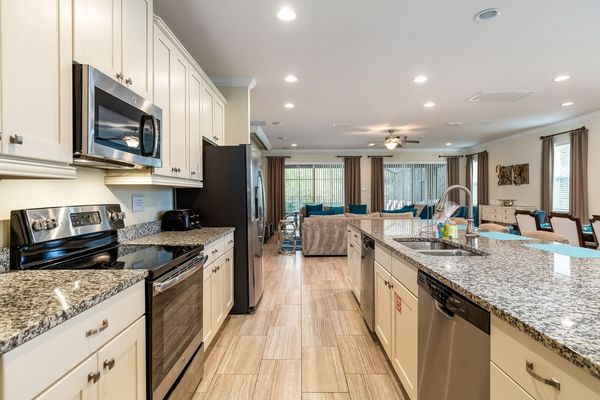 A fully-equipped gourmet kitchen is perfect for preparing delicious meals