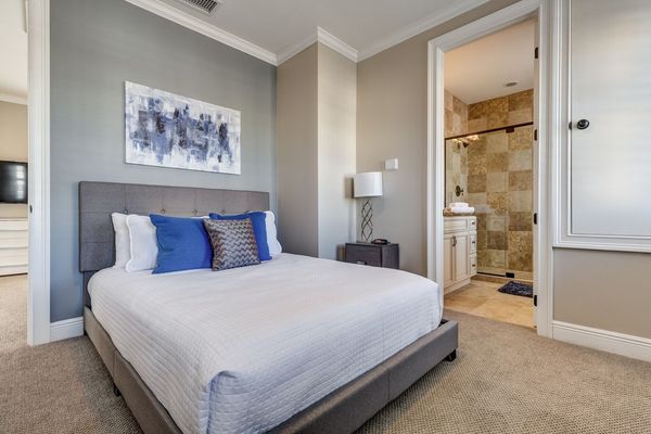 The annex also has this gorgeous Queen bedroom