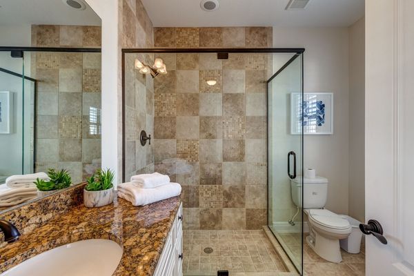 Annex bathroom shared by the two rooms