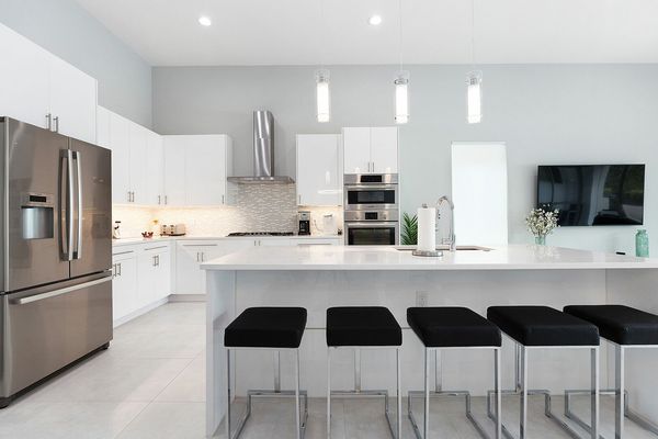 Seating for 5 at the breakfast bar