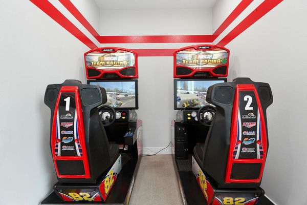 Choose your car and race against friends on the racing arcade game