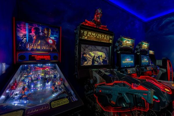 Have fun on the Iron Man Pinball machine