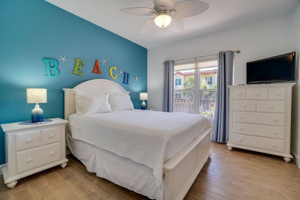 Bedroom 2 - Queen Bed