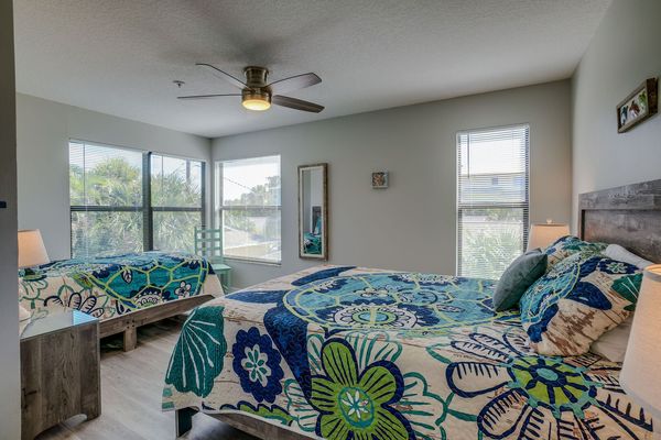 Bedroom 2 - Queen with Twin Beds