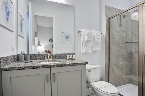 En suite bathroom with a walk-in shower