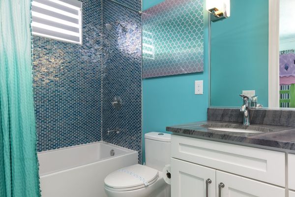 Ensuite bathroom with a shower/tub combo
00