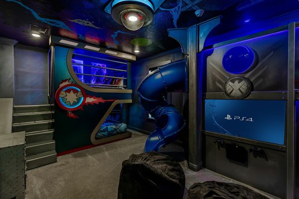 PS4 and SMARt TV with 2 full beds and 2 twin beds