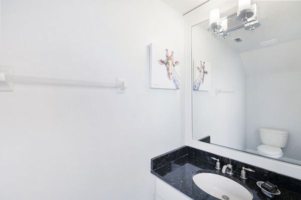 Access the pool bath directly from the private courtyard