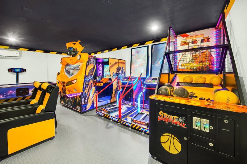 Transformers, basketball arcade and 2 Alpine racers