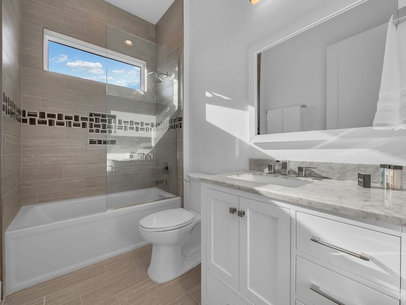 Hallway bathroom with a combination show/tub