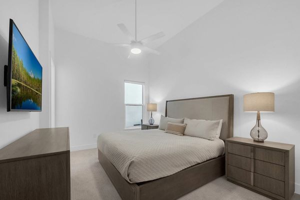 Ground floor bedroom with a king size bed