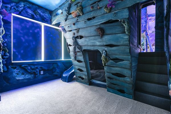 Colorful fish surround the wall to sooth you before bed