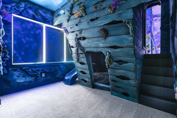 Colorful fish surround the wall to sooth you before bed